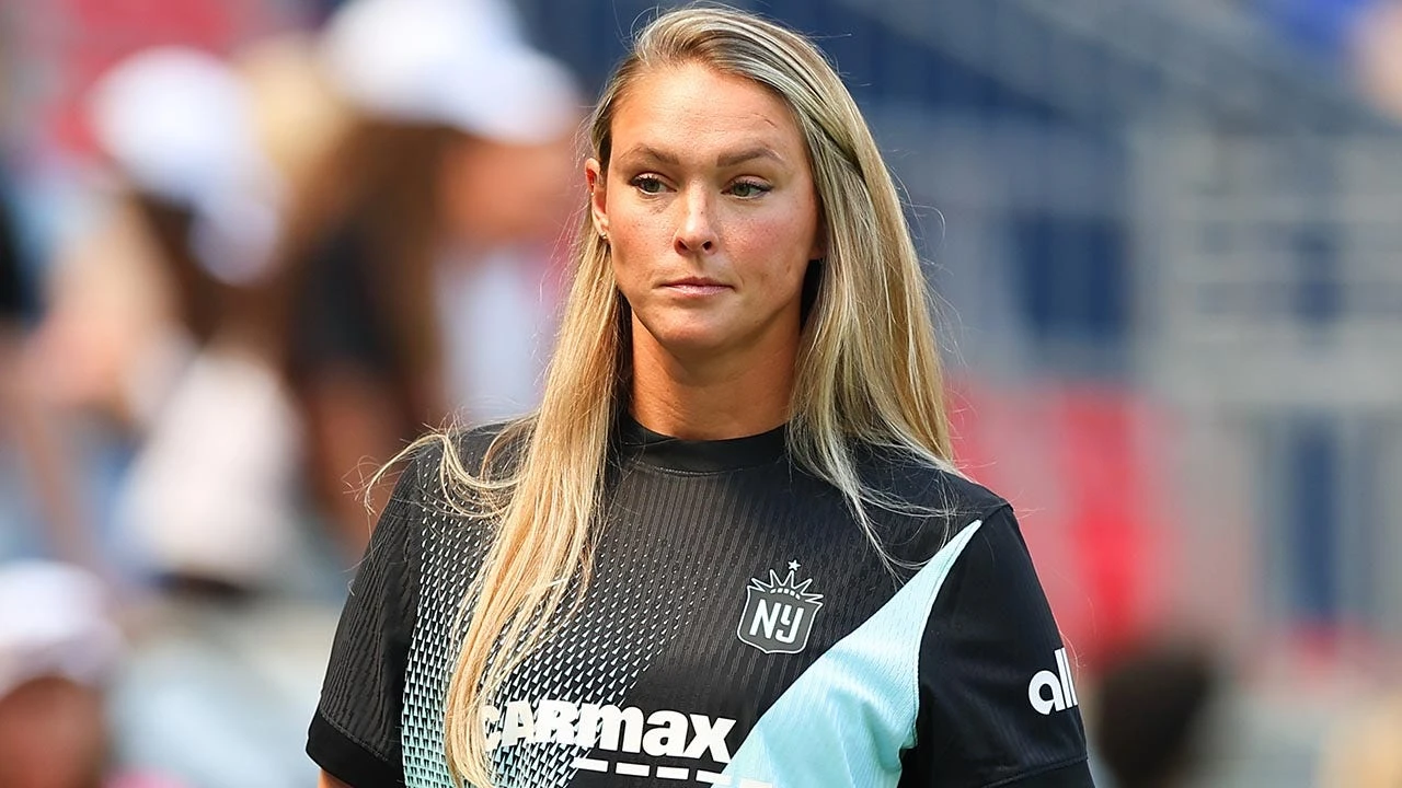 Kylie Kelce warns Cowboys fans who trick-or-treat at her house: 'Raise your kids right'