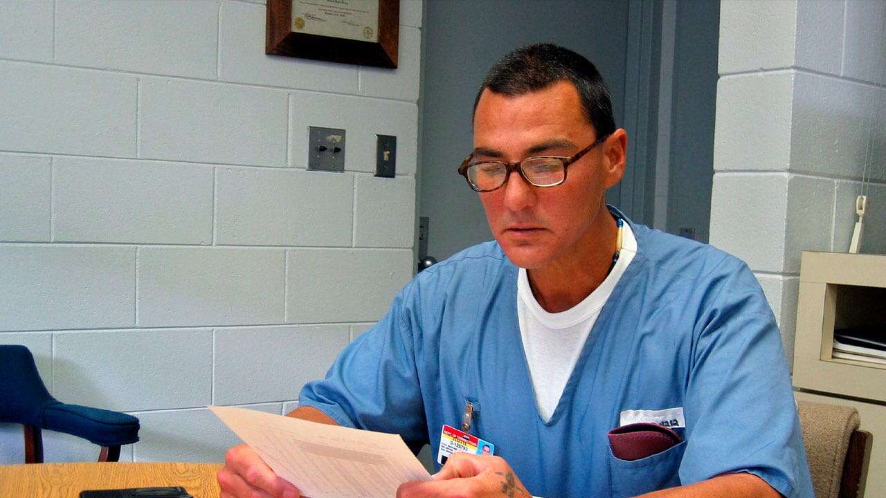 Man freed after spending nearly 3 decades in prison for the killing of an Oregon prisons director