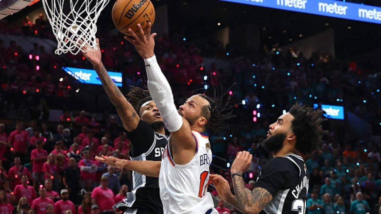 Jalen Brunson shakes off first-quarter knee scare, scores 30 as Knicks steal Finals Game 1 from Spurs