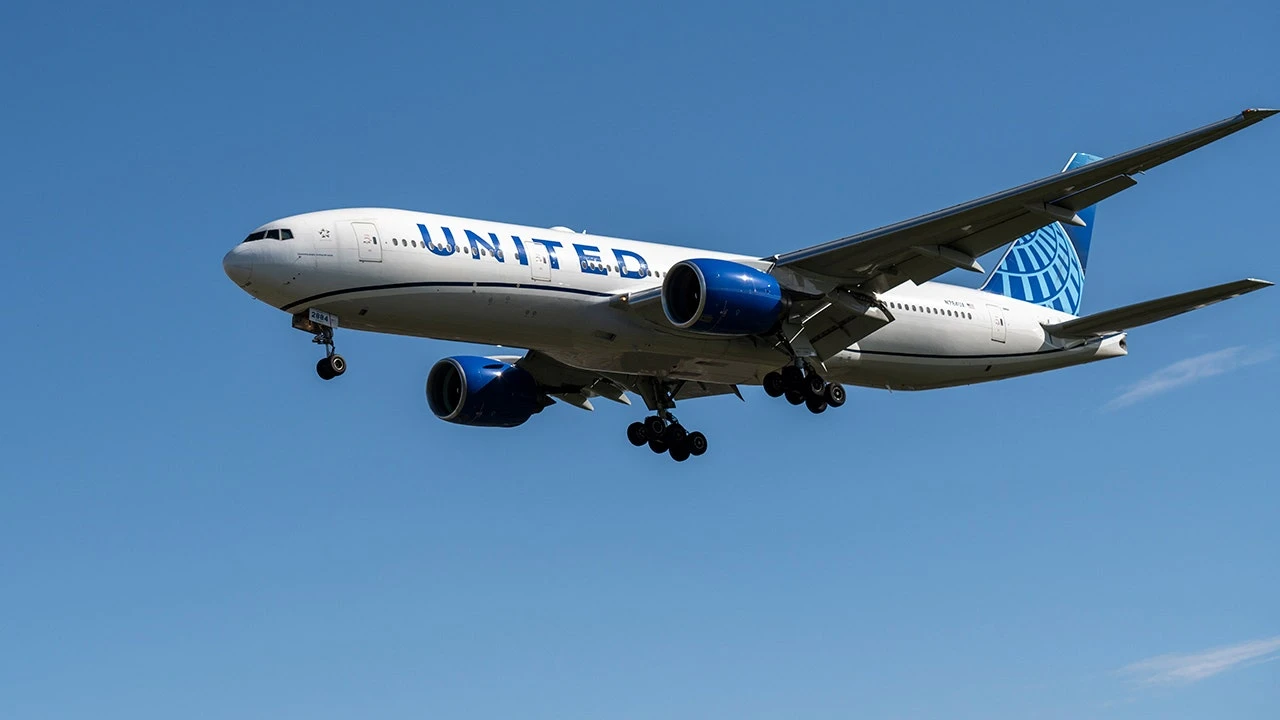 United flight from Chicago makes emergency landing after passenger's 'multiple attempts' to breach cockpit