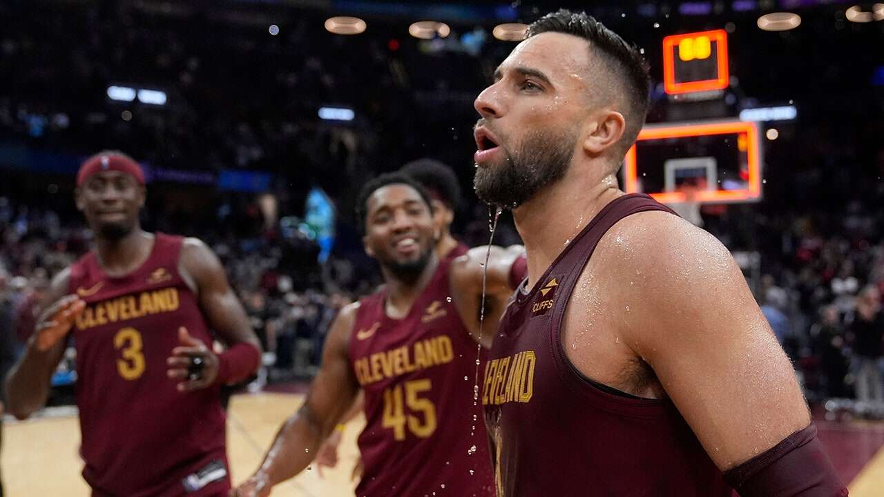 Cavs' Max Strus nails 59-foot game-winning shot to shock Mavericks