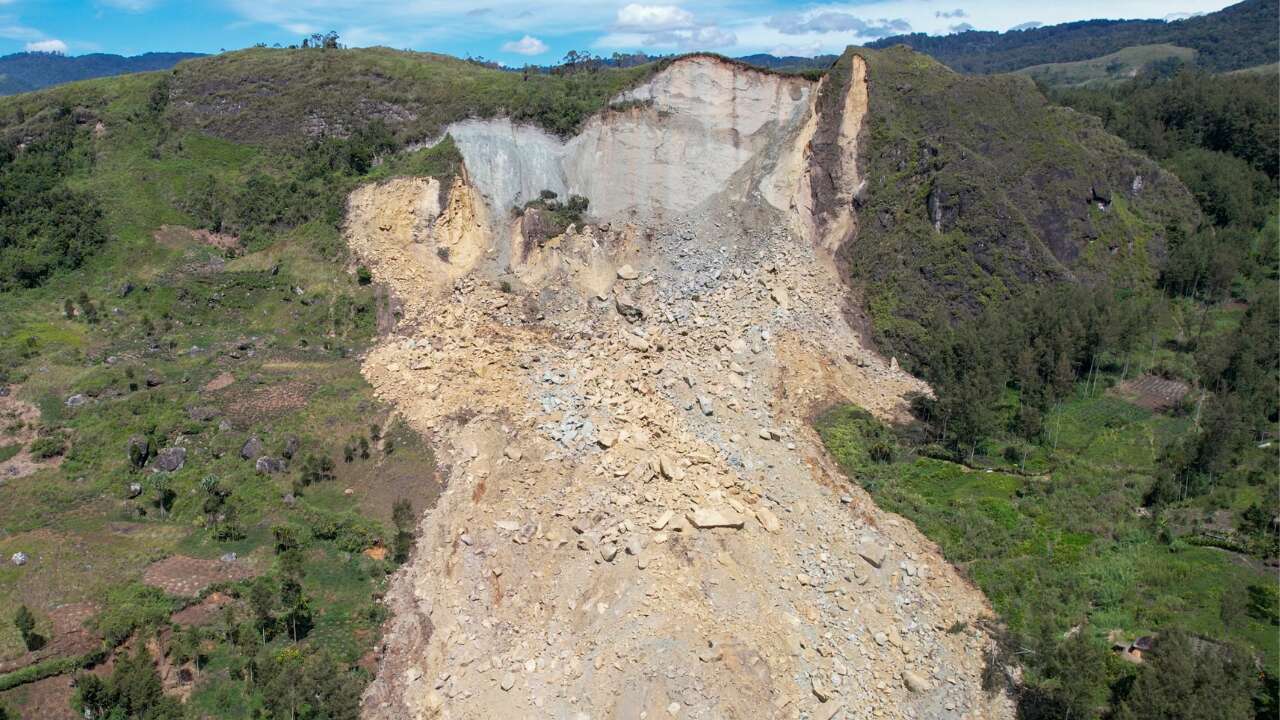 Papua New Guinea landslide survivors grapple with slow evacuation after hundreds buried