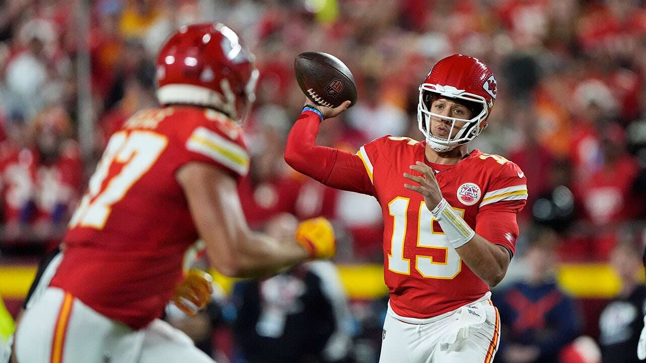 Patrick Mahomes throws for over 300 yards as Chiefs remain unbeaten with win over Saints