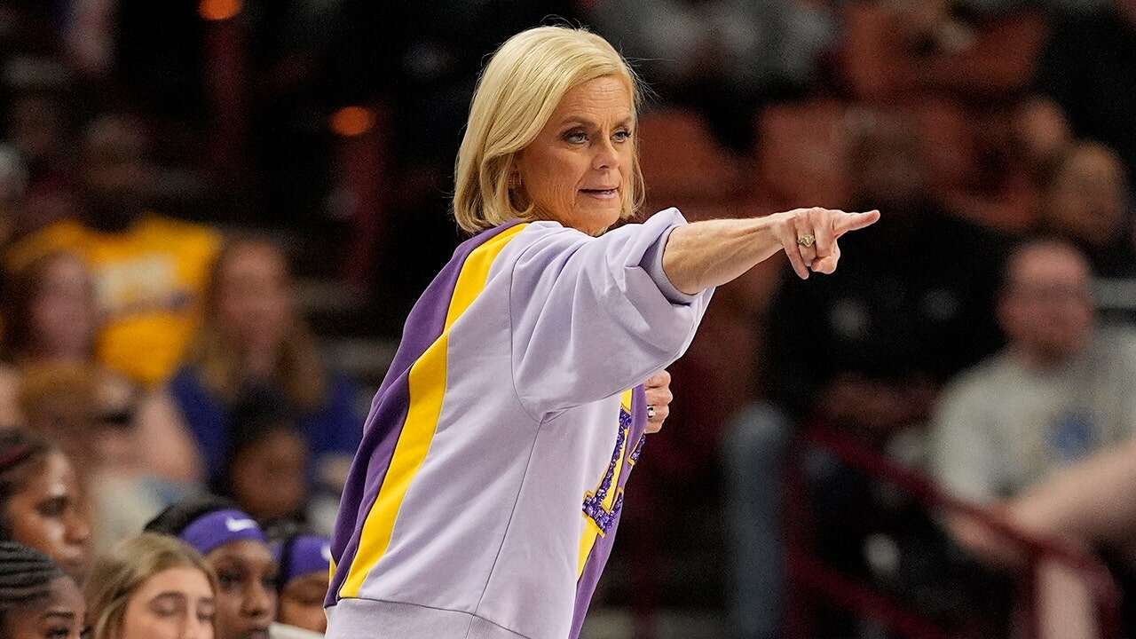 LSU's Kim Mulkey calls out reporter for eating mozzarella stick during press conference