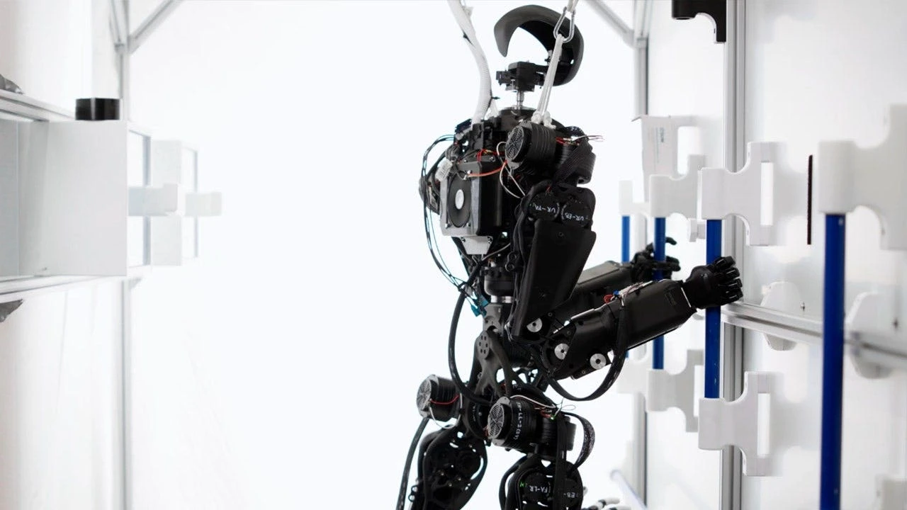 Will a four-armed robot replace astronauts in space?