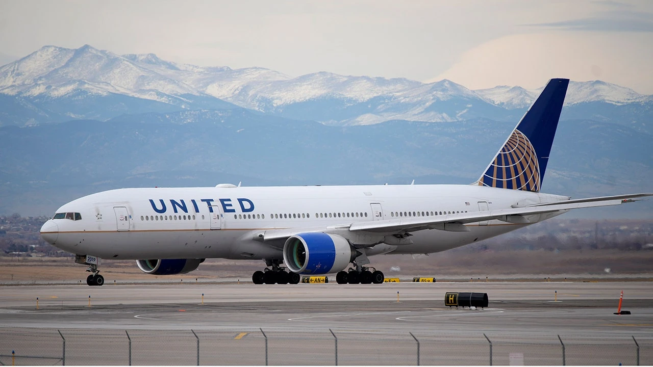Investigators say miscommunication between pilots caused United Airlines jet to dive toward ocean's surface