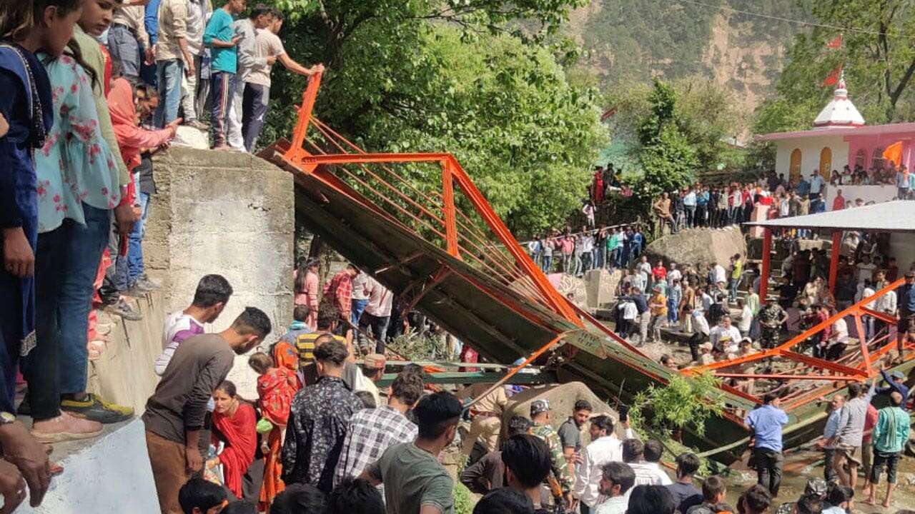 Bridge collapse in Kashmir kills girl, injures at least 70