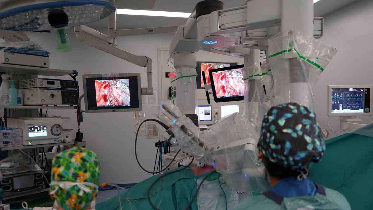 Spanish hospital carries out lung transplant using 4-armed robot dubbed 'Da Vinci'