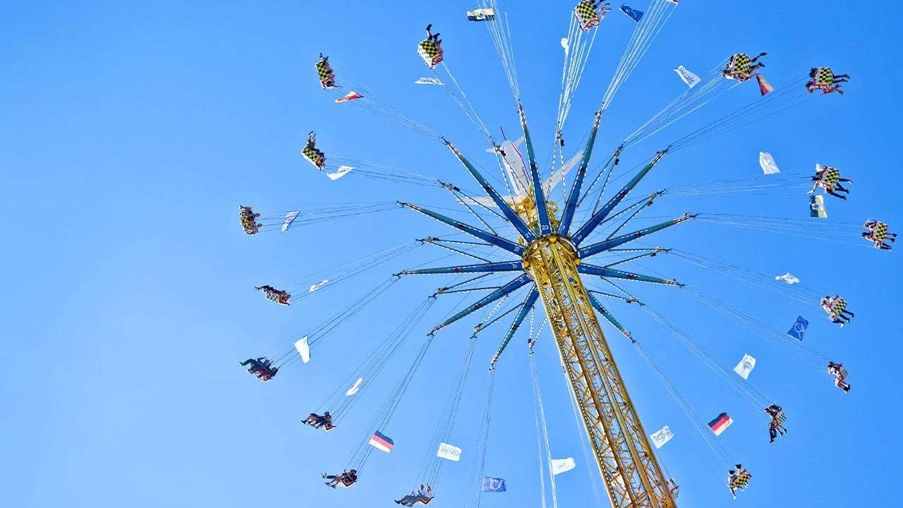 Startling footage from amusement park shows thrill ride halted as guests wait in midair