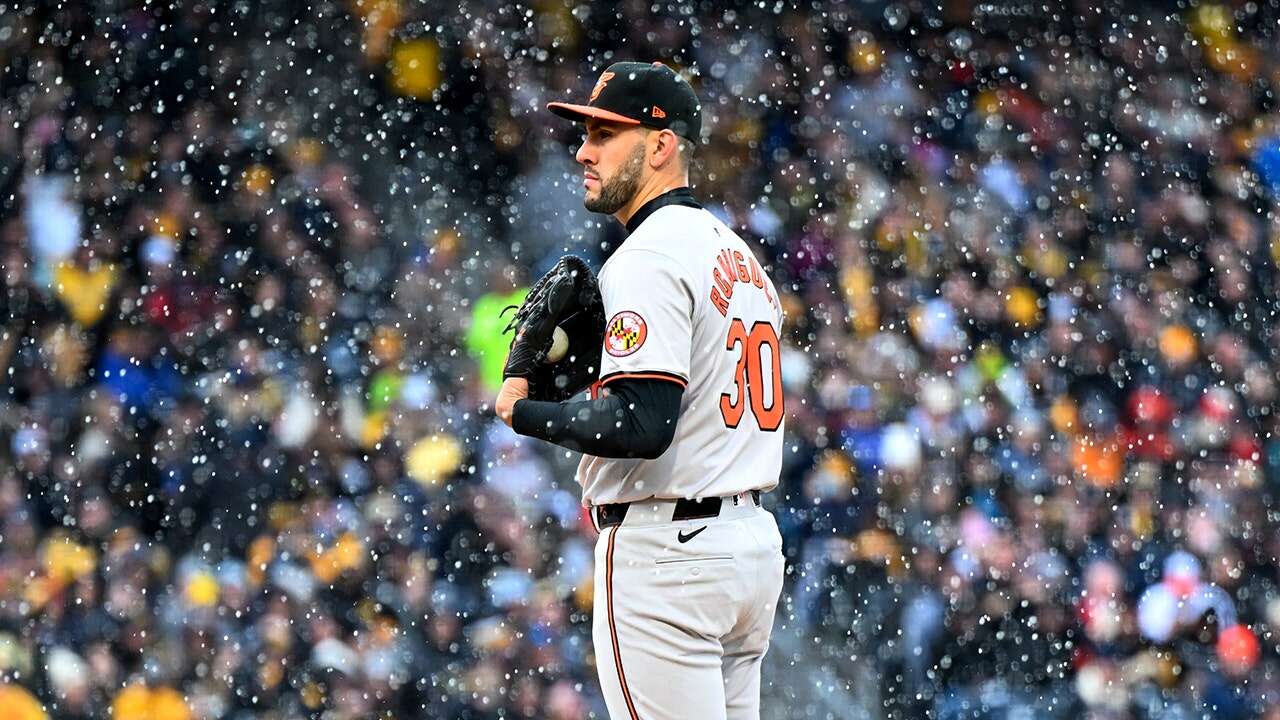 Bizarre snowstorm showers over Pirates' home opener vs Orioles at PNC Park