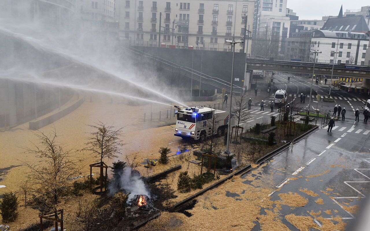 Protesting farmers spray Brussels police with manure, hurl eggs near EU's base