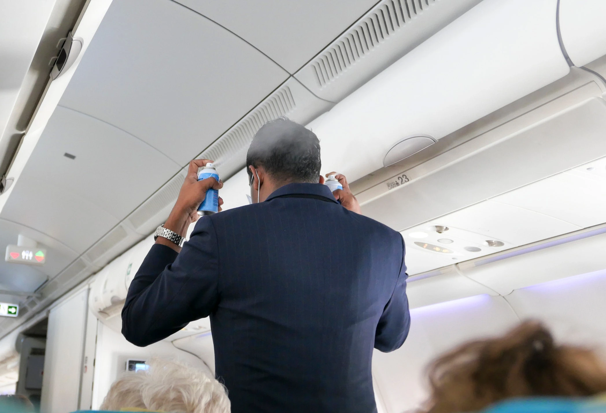 Flight passenger calls out 'nasty cologne' wearer, igniting airplane etiquette debate