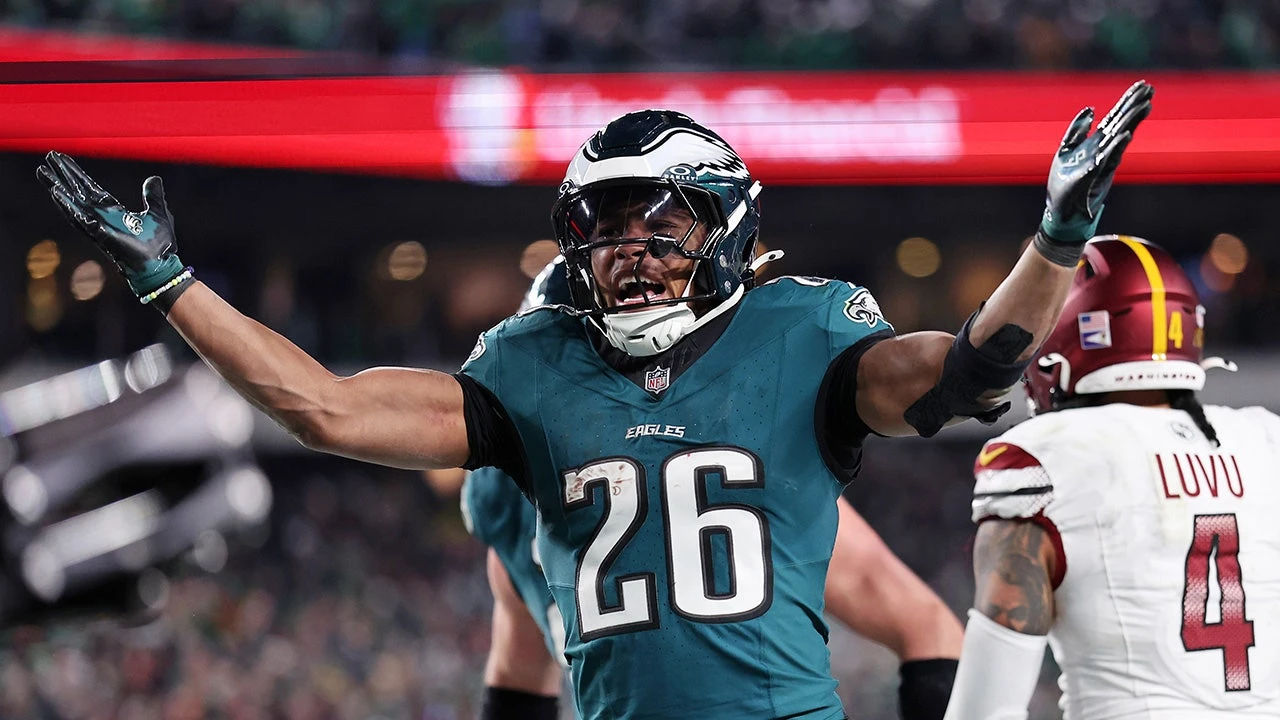 Eagles' Saquon Barkley hangs out with Trump after teammate dodges question on White House visit