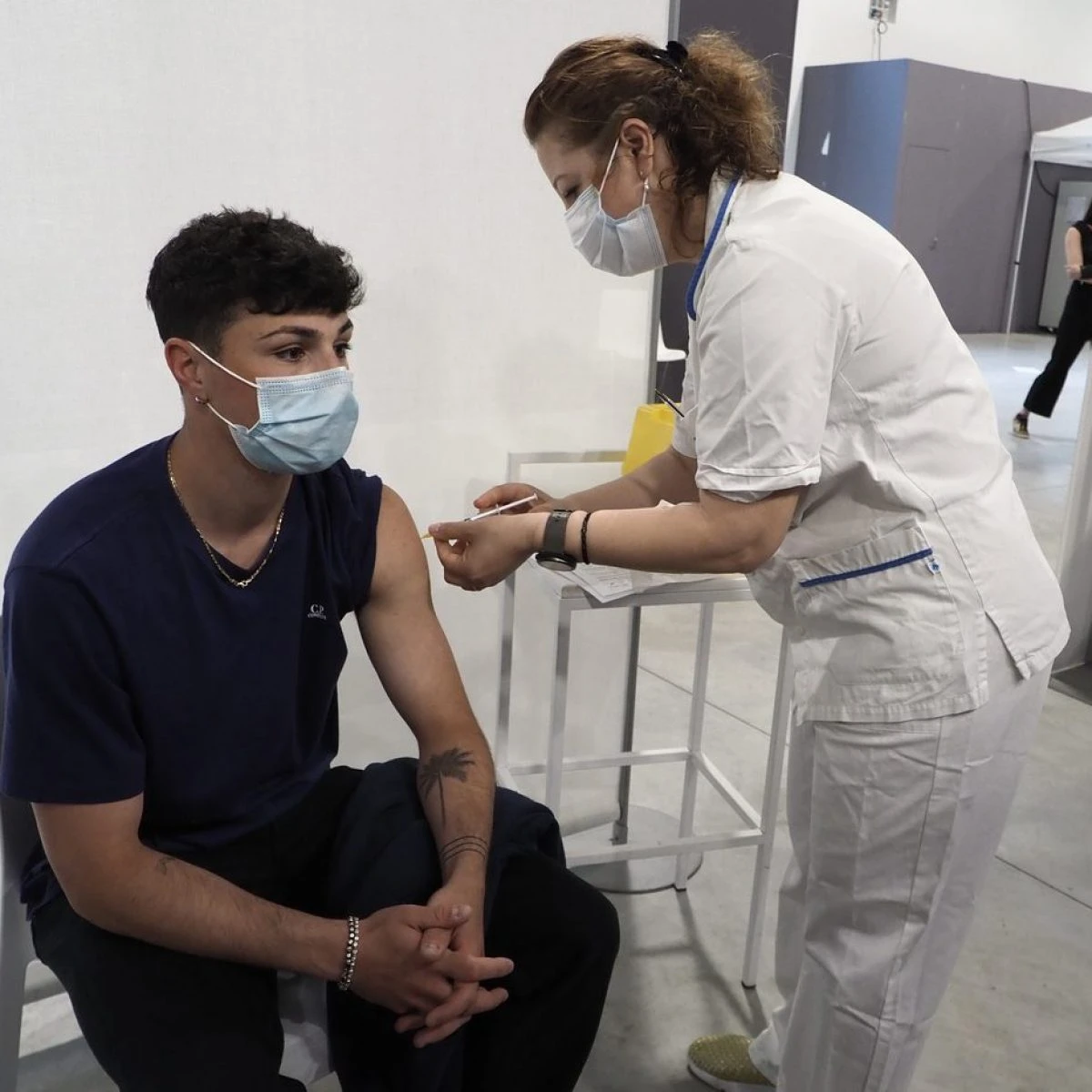 Vaccinazioni, l’Italia punta sui giovani: raddoppiano le somministrazioni a 20enni e 30enni