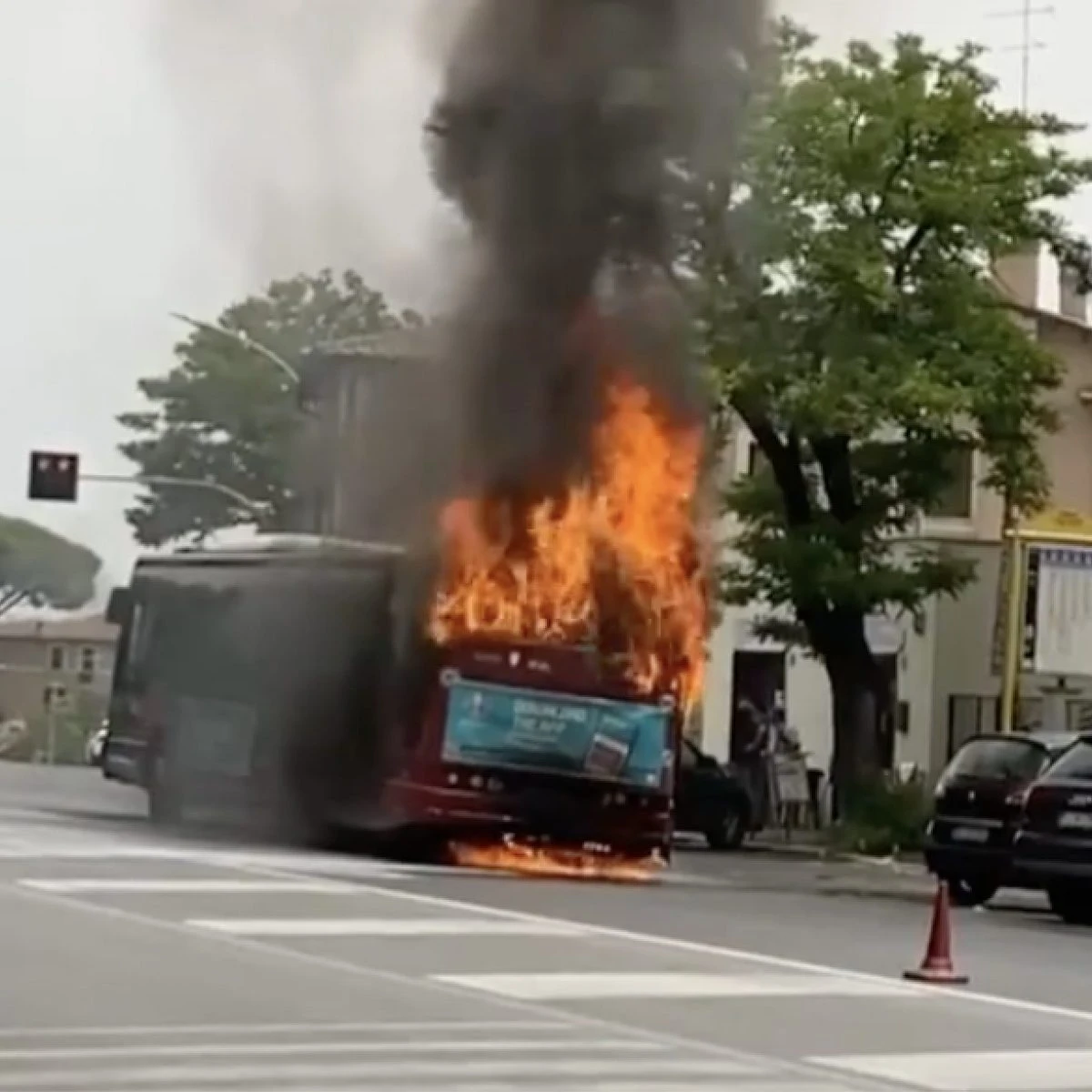 Bus in fiamme su via Portuense: passeggeri in salvo