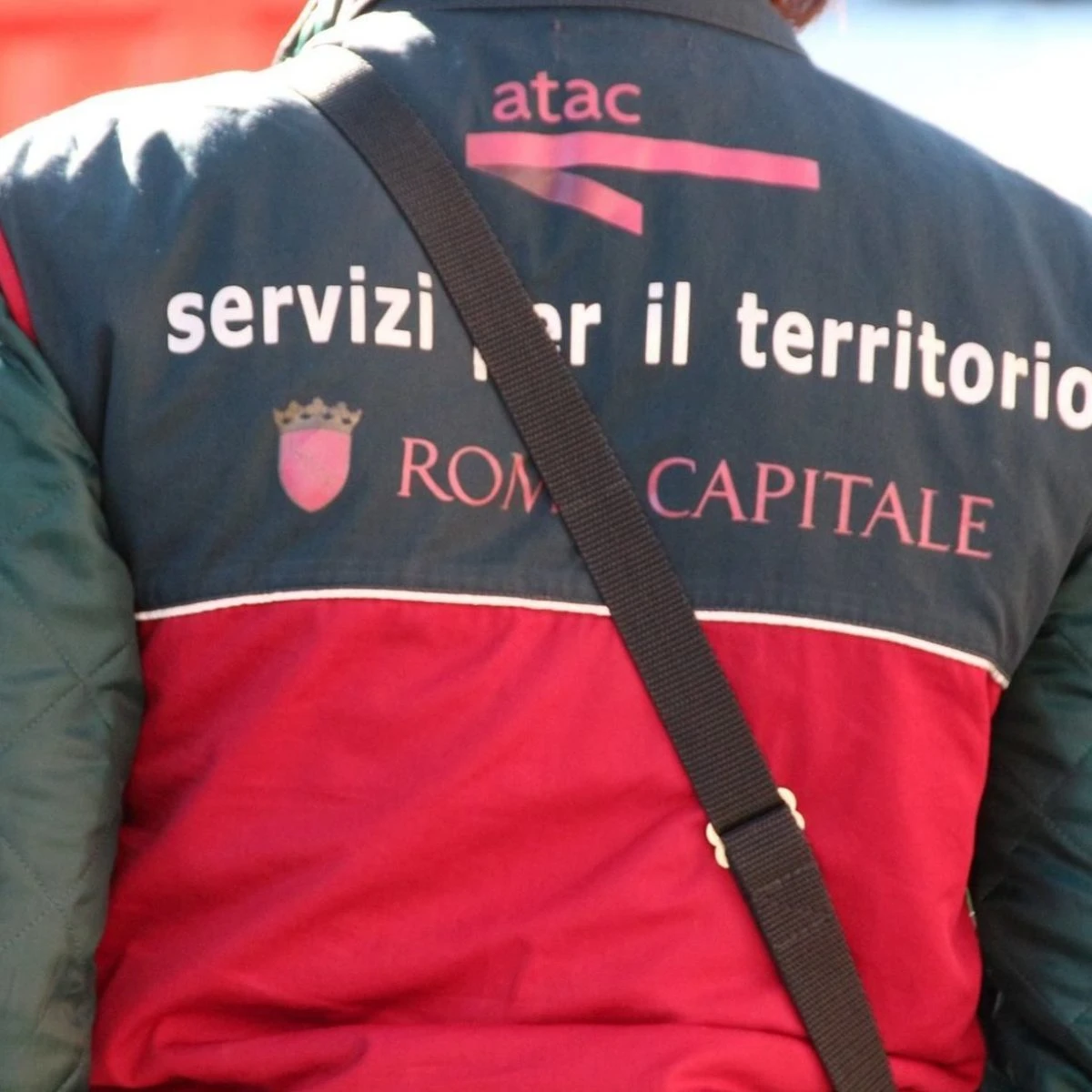 Passeggero sul bus senza biglietto aggredisce controllore Atac a calci e pugni