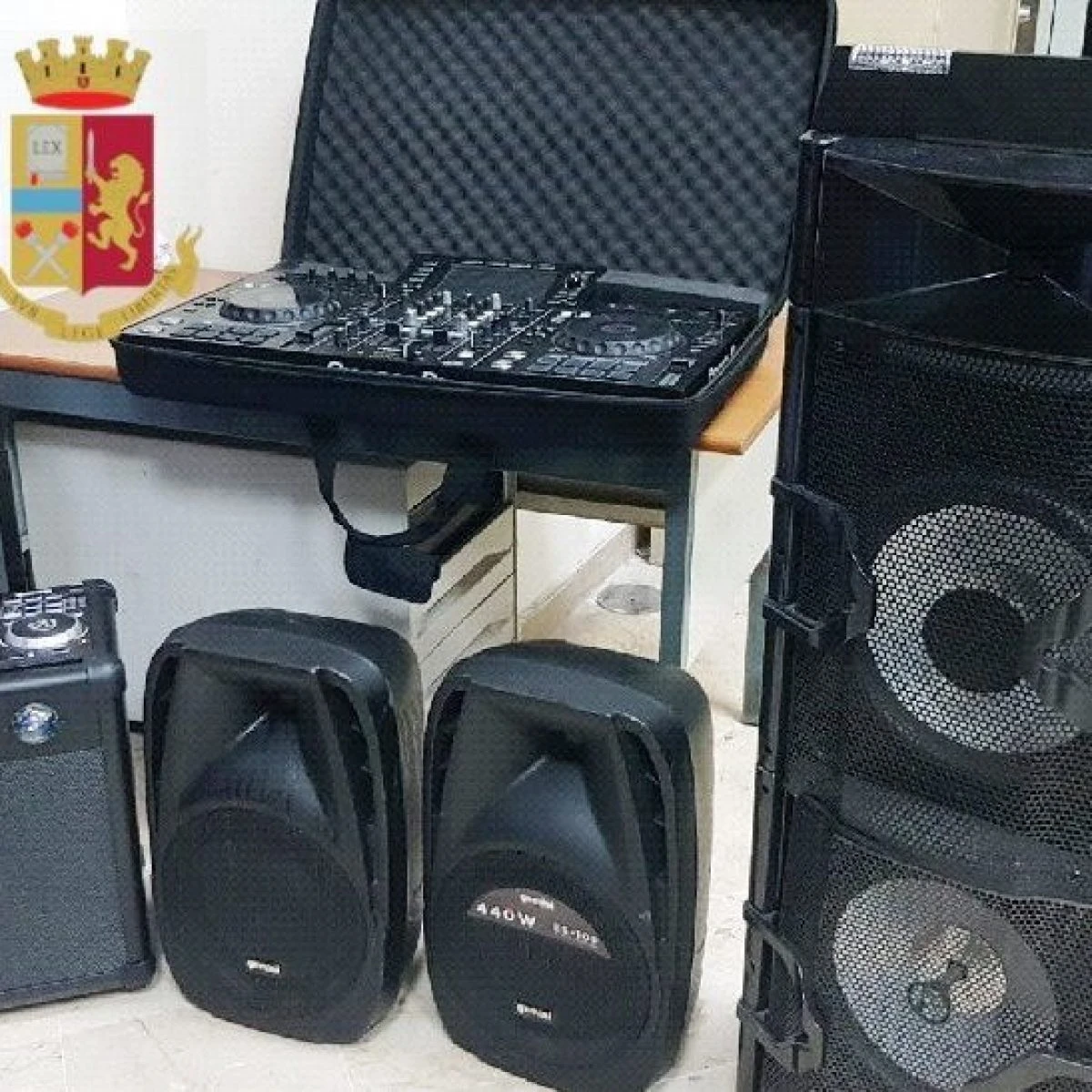 Festa in casa con 100 persone, arriva la polizia: agenti picchiati, presi gli aggressori