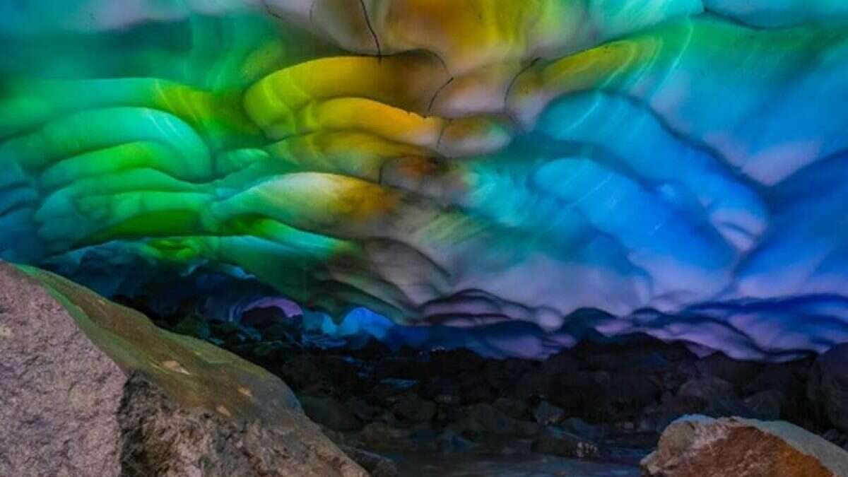 Perché le grotte di ghiaccio arcobaleno sono meravigliose ma mortali