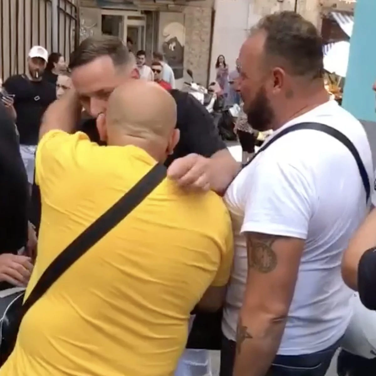 Gli amici di Burgio ai Quartieri Spagnoli per omaggiare il murale di Ugo Russo