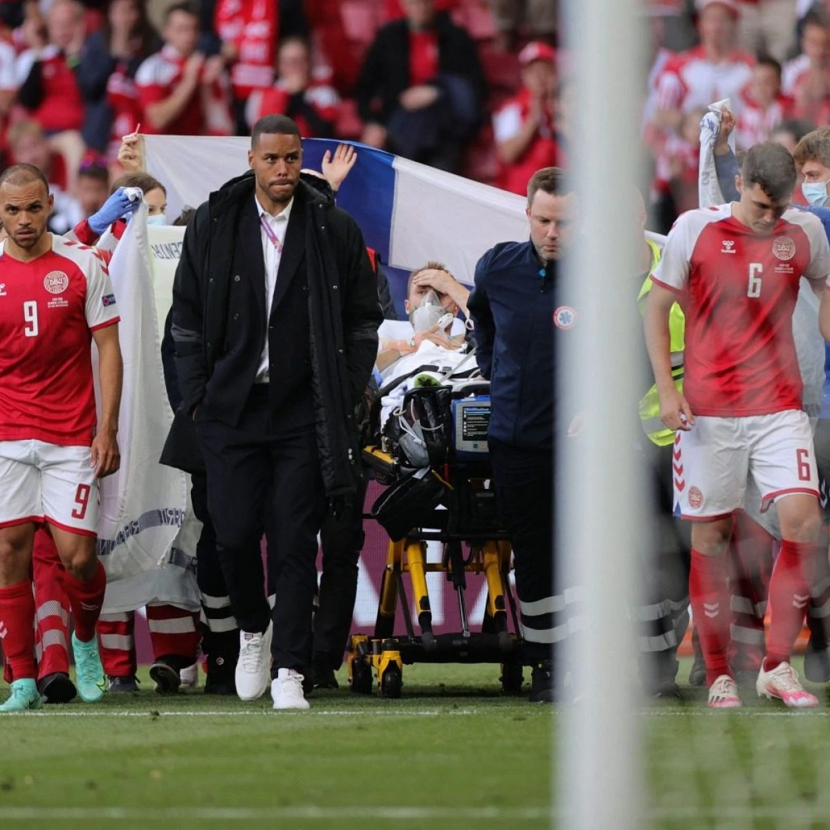 Malore per Eriksen: cosciente all’uscita dal campo, ora è in ospedale