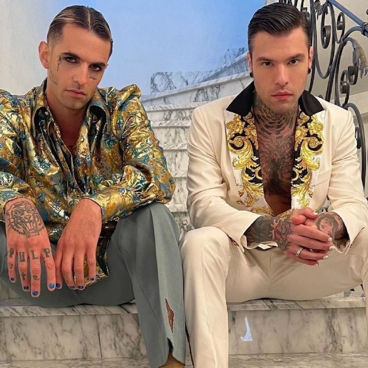 Fedez e Achille Lauro nella hit dell’estate “Mille”: i look con smalti, tacchi e completi bianchi
