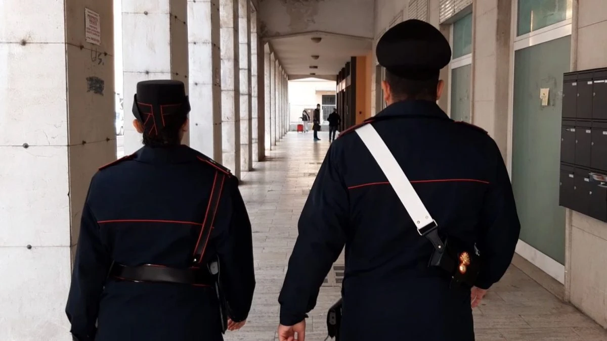 Rapina in una banca, pistola puntata alla testa del direttore: i rapinatori scappano con 11mila euro