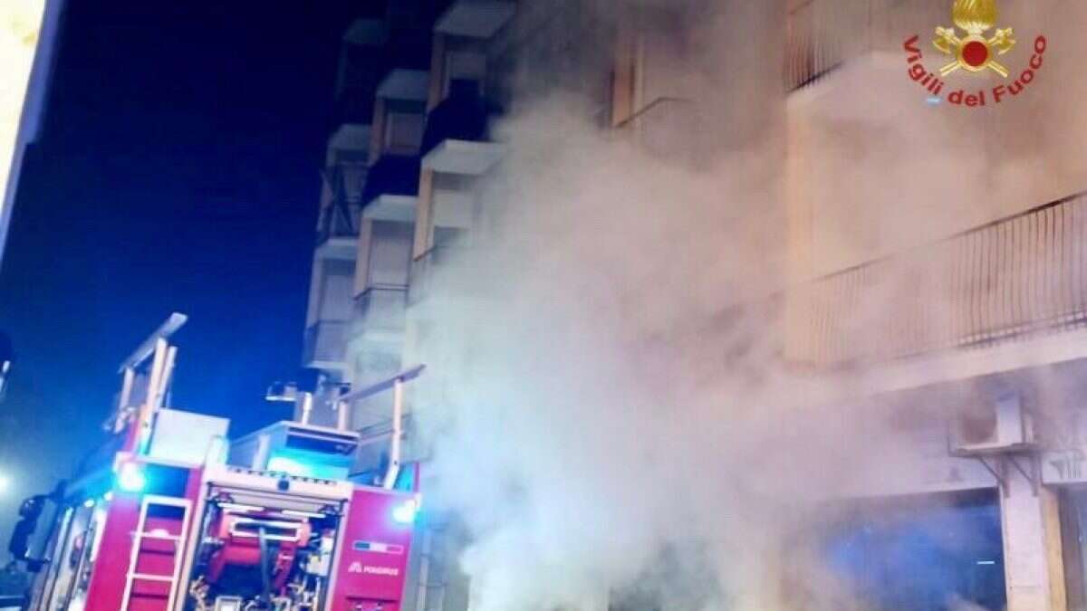 Incendio nella pizzeria di un ex concorrente del Grande Fratello: una donna finisce in ospedale