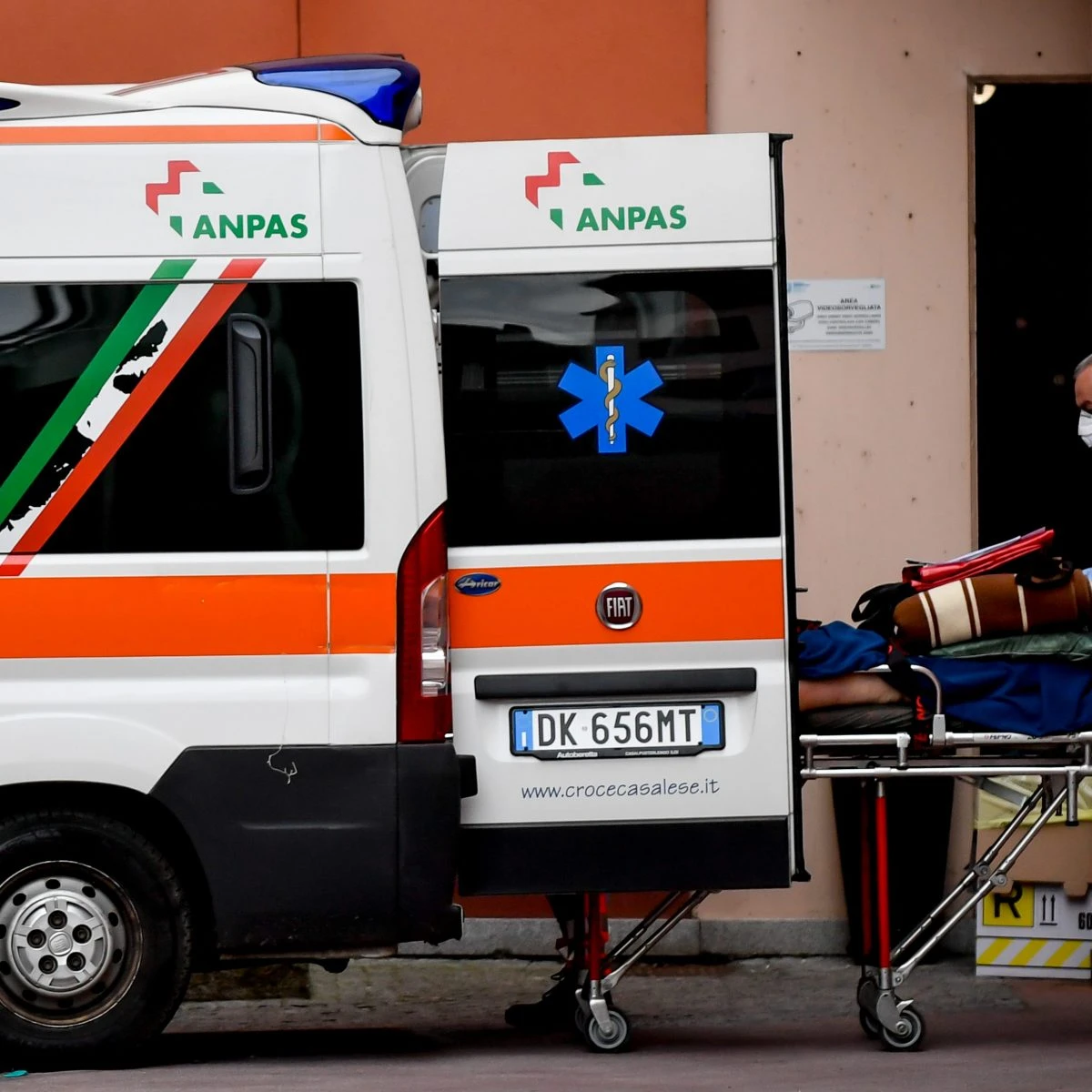 Muore in casa ma nessuno se ne accorge: i vicini lanciano l'allarme dopo giorni