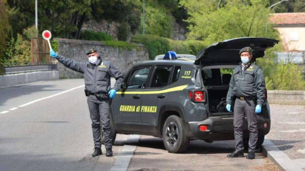 Si procura un falso tesserino e si finge finanziere: arrestato dai veri militari