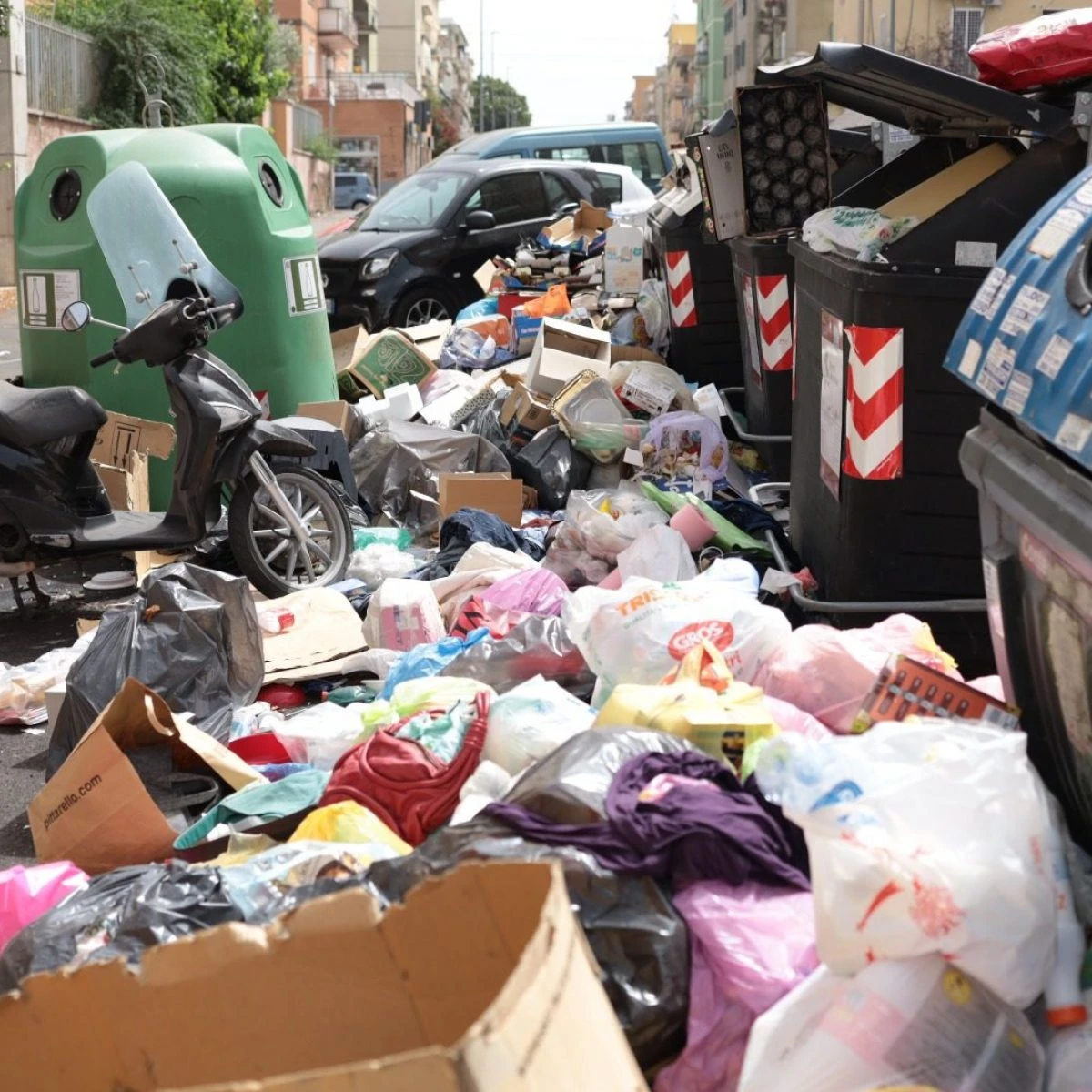 Roma invasa da tonnellate di immondizia: 