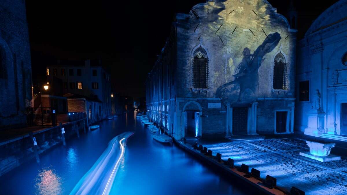 Perché le acque dei canali di Venezia sono diventate blu