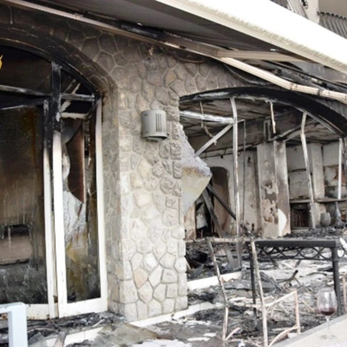 Dà fuoco alla casa in fitto per le vacanze, poi scappa: arrestato turista inglese
