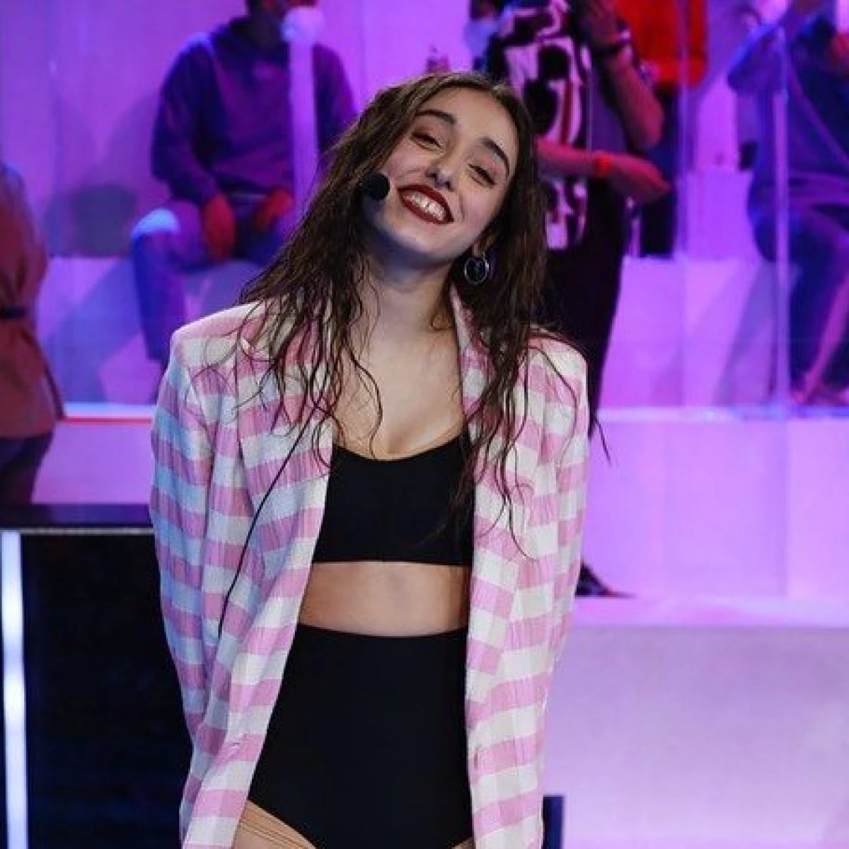Giulia Stabile ricorda Amici, a un mese dalla vittoria condivide tutti i suoi look