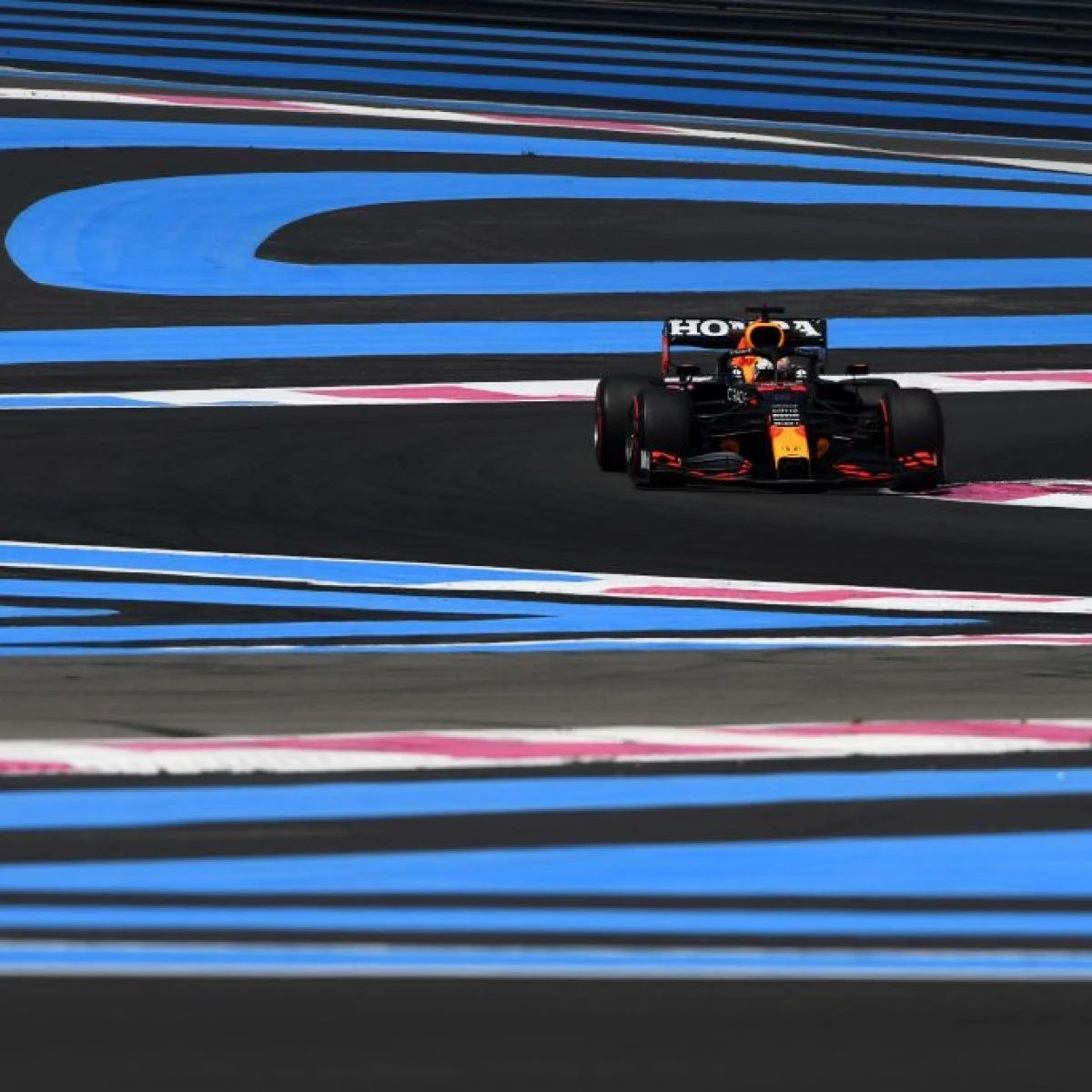 Formula 1, prove libere 2 del GP di Francia: Verstappen davanti alle Mercedes. Migliora la Ferrari