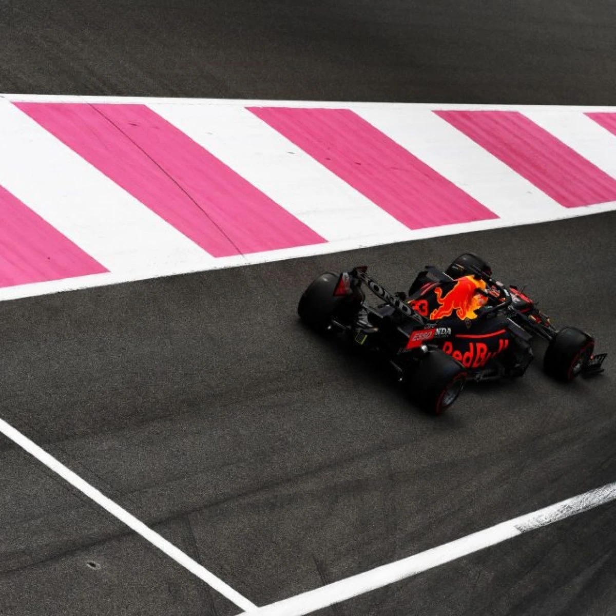 Formula 1, Verstappen in pole nel GP di Francia: battuto Hamilton. Ferrari bene con Sainz e Leclerc