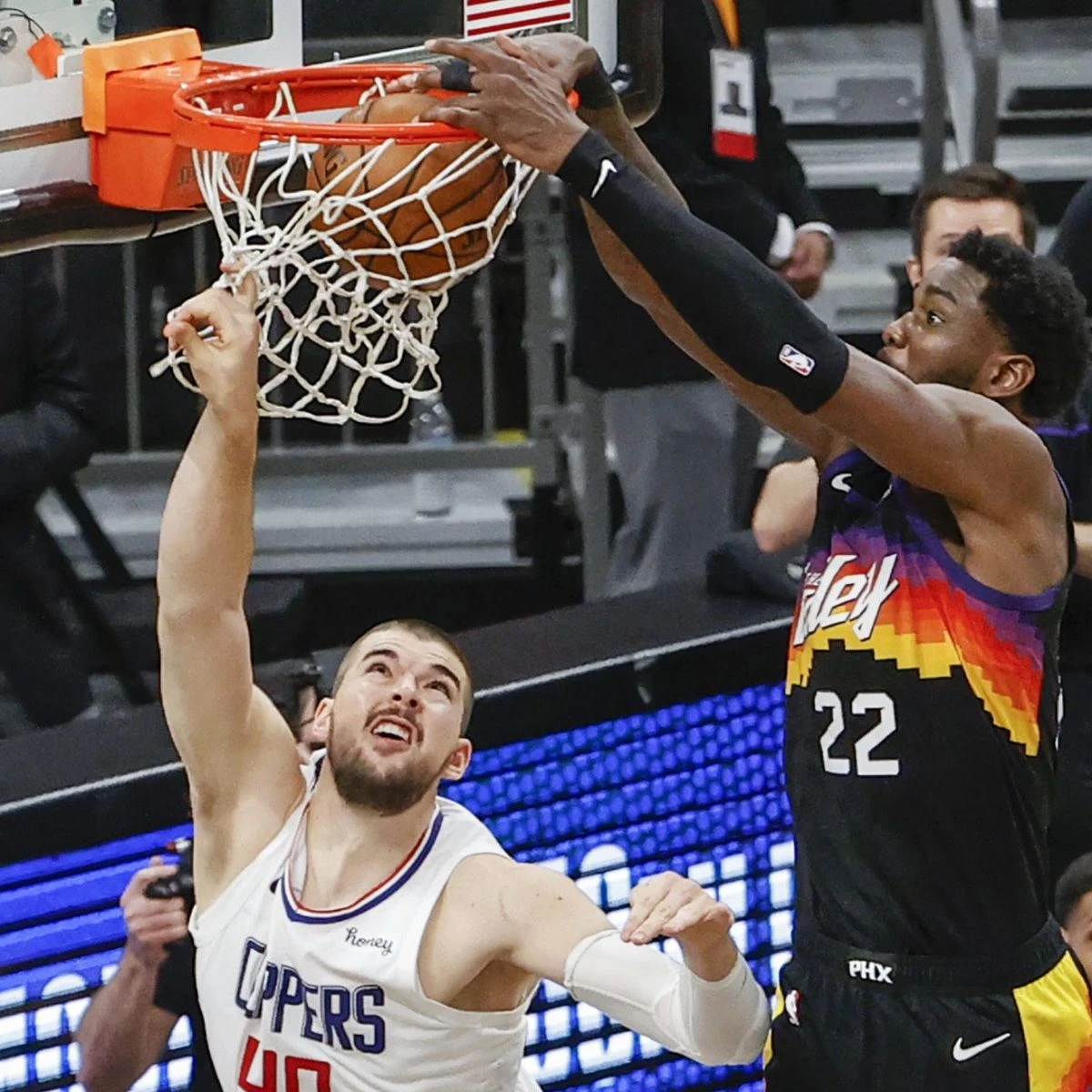 La strepitosa schiacciata di Ayton sulla sirena decide gara 2 tra Suns e Clippers