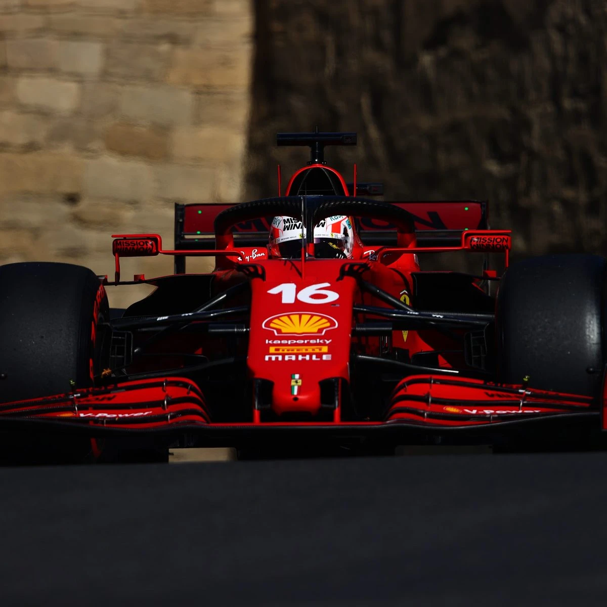 Charles Leclerc in pole position al GP Azerbaigian di Baku, poi Hamilton e Verstappen