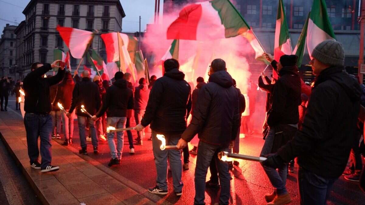 Cosa è successo a Milano fra il corteo di Lealtà e Azione e quello antifascista: ferito un poliziotto