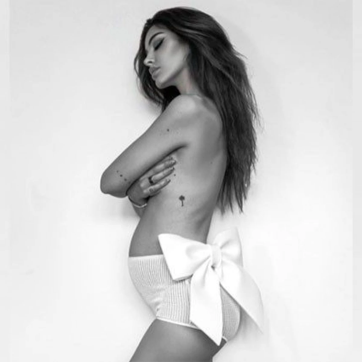 Rosa Perrotta mostra il pancione: l’annuncio della gravidanza è in topless e col maxi fiocco