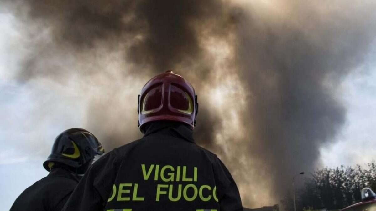 Va a fuoco il materasso e una donna rimane ustionata gravemente: trasportata d'urgenza in ospedale