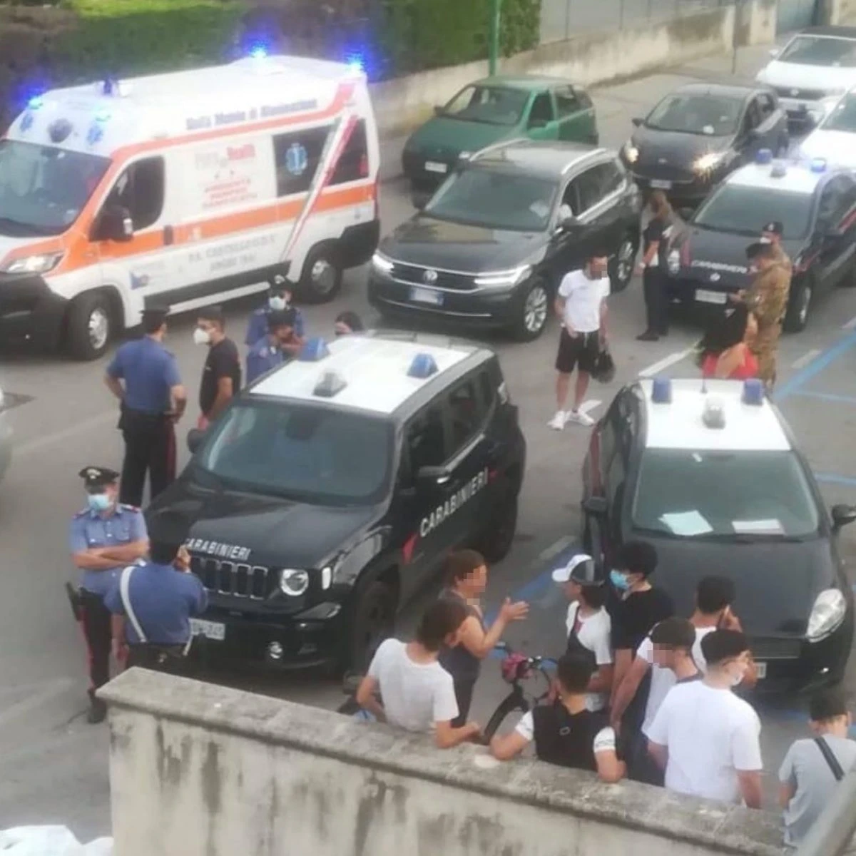 Rissa davanti al centro commerciale, giovane accoltellato nel Salernitano