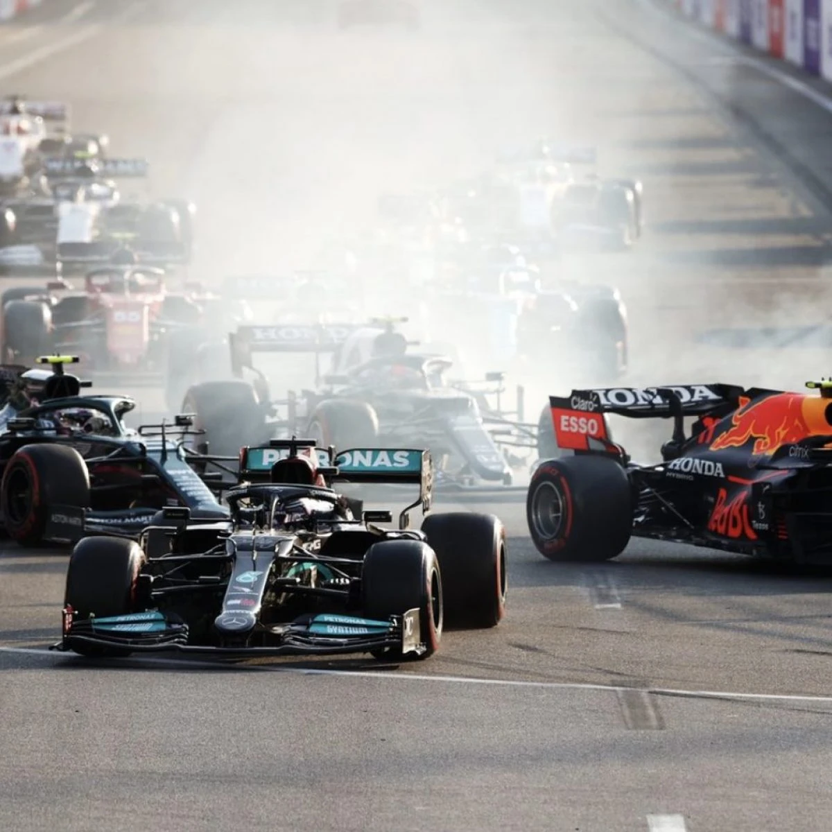 Lewis Hamilton spiega l’errore di Baku: “Ho premuto il bottone sbagliato, un’esperienza umiliante”