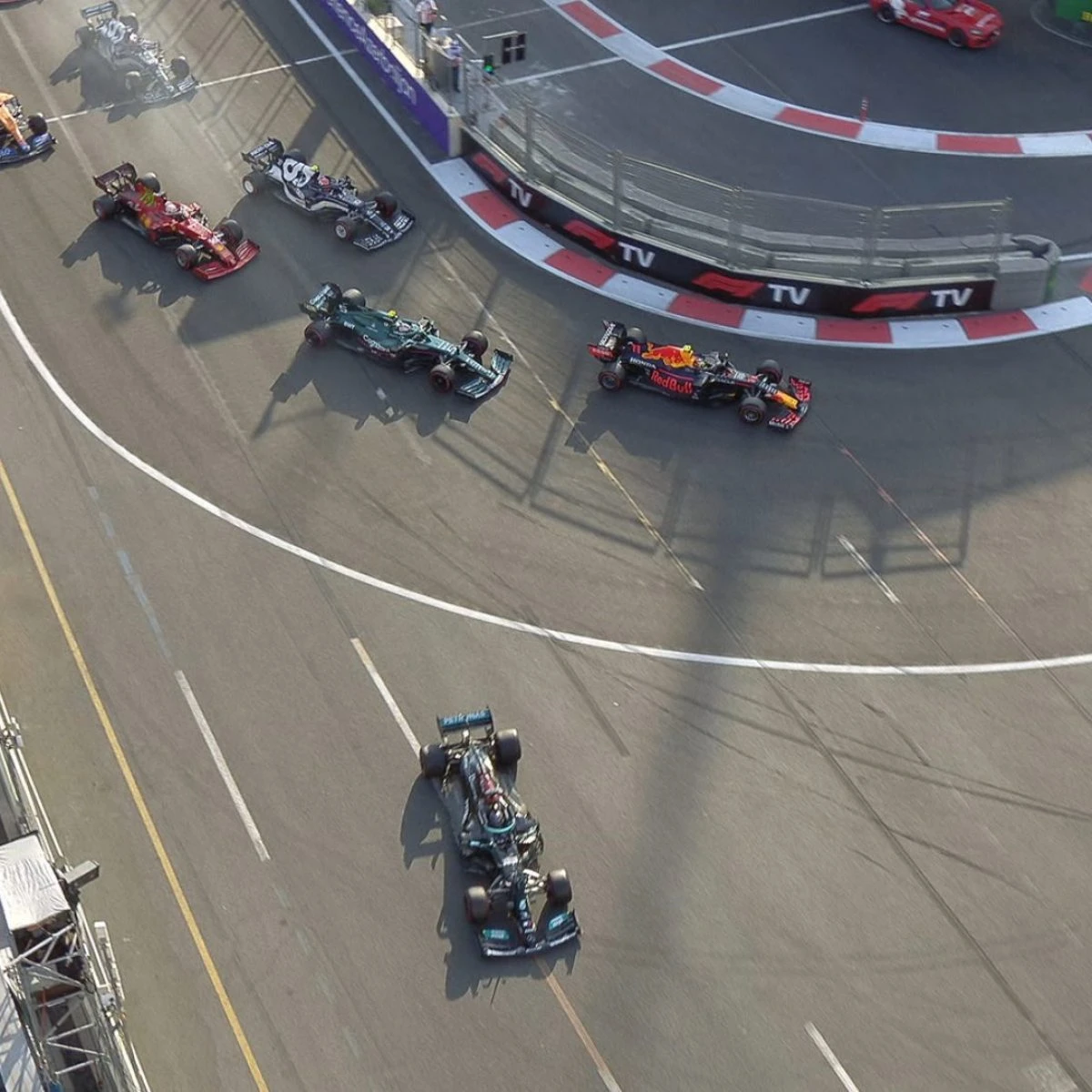 Hamilton, che errore nel finale del GP Baku di F1: chiude la gara penultimo