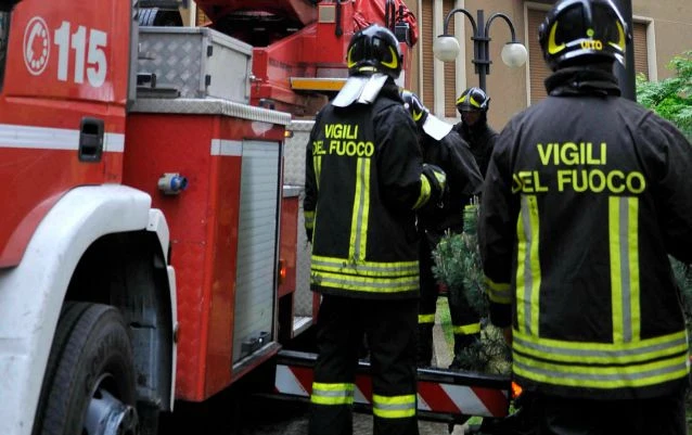 Esplode un incendio nel soggiorno, 26enne riesce a scappare: si era rifugiata sul tetto