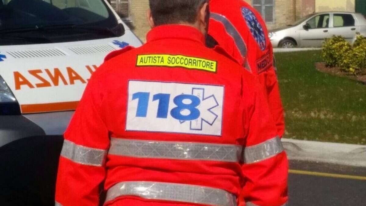 Uomo cade dalla mansarda di casa e muore sul colpo: lo trovano i passanti in strada