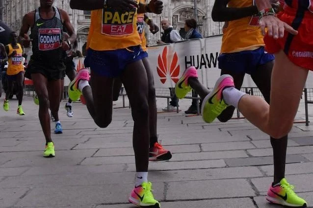 Ragazzo di 25 anni ha un infarto durante la mezza maratona a Milano: è in gravissime condizioni