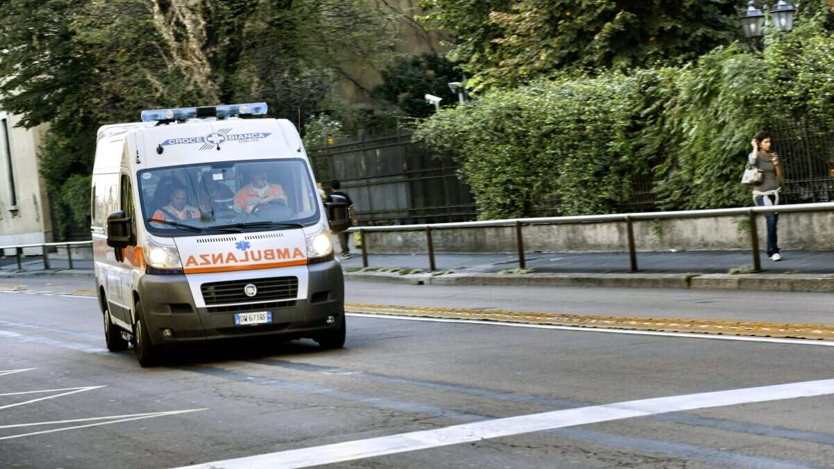 Attraversa la tangenziale a piedi e viene travolto da un camion: è gravissimo