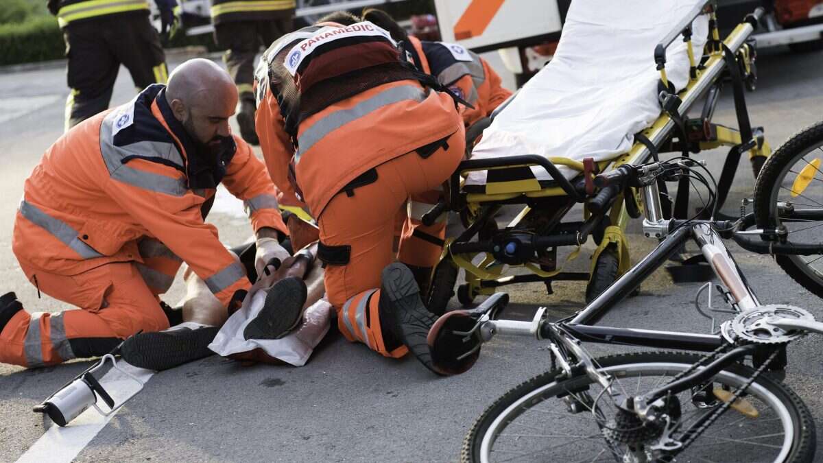 Scontro tra auto e bici: gravissima in ospedale una donna