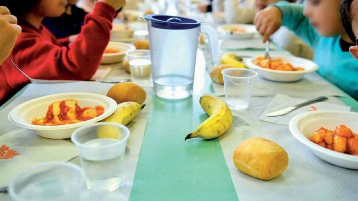 Bambini trovano delle larve nei piatti della mensa scolastica, un mese fa l'ultimo controllo