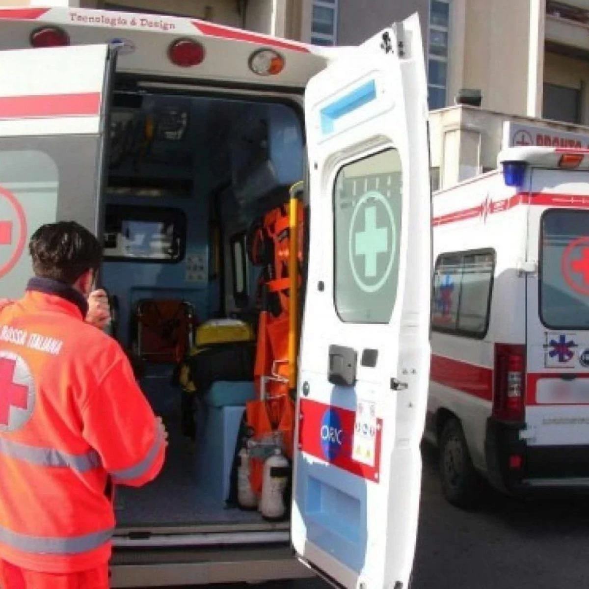 Pistola contro l'ambulanza, l'autista: 